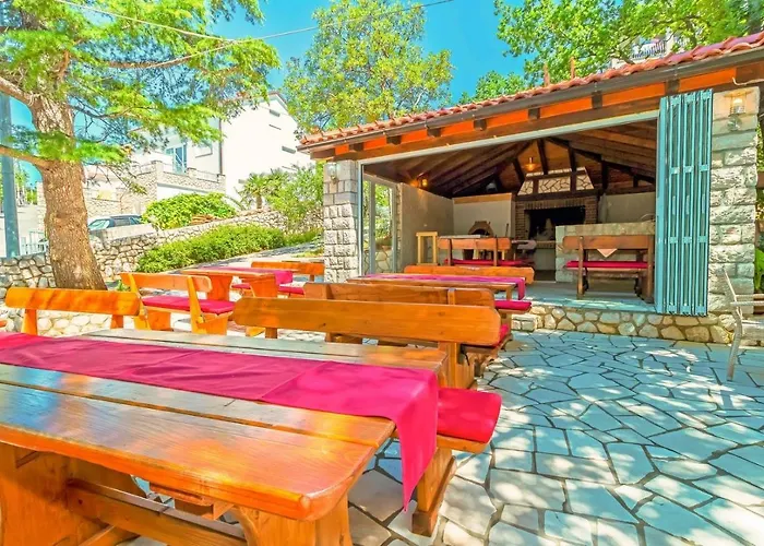 Rooms&restaurant Danica Couette-café Povile
